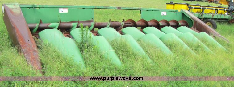 image for item 3499 1991 John Deere 843 corn head