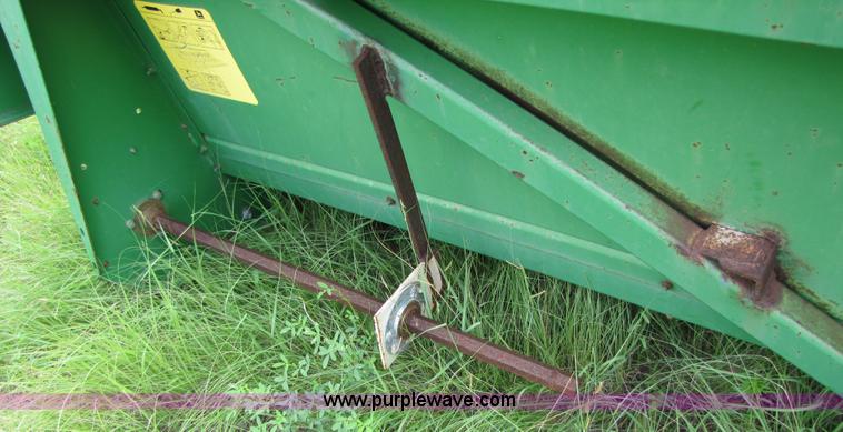 image for item 3499 1991 John Deere 843 corn head