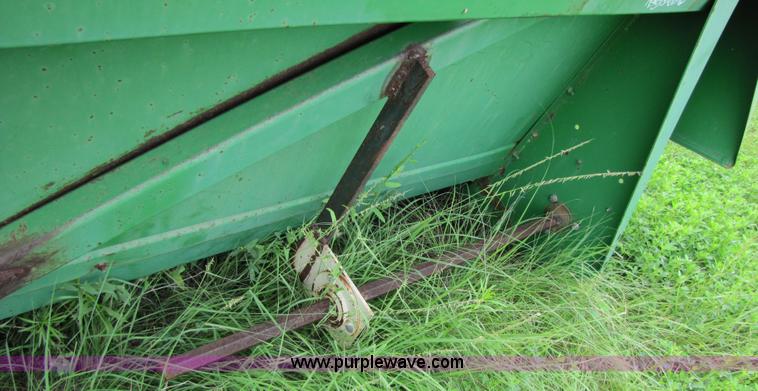 image for item 3499 1991 John Deere 843 corn head