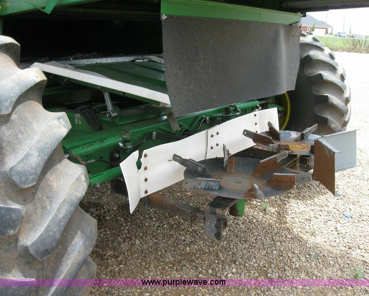image for item 6875 1999 John Deere 9610 combine
