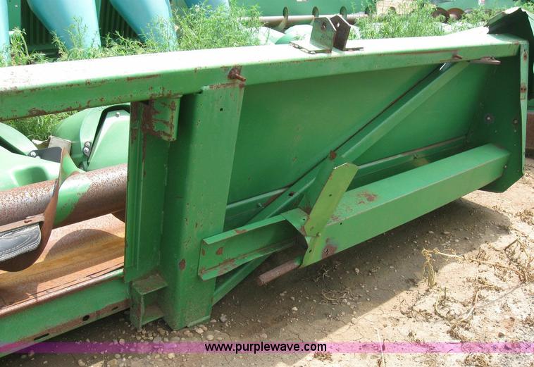 image for item 6878 John Deere 843 corn head