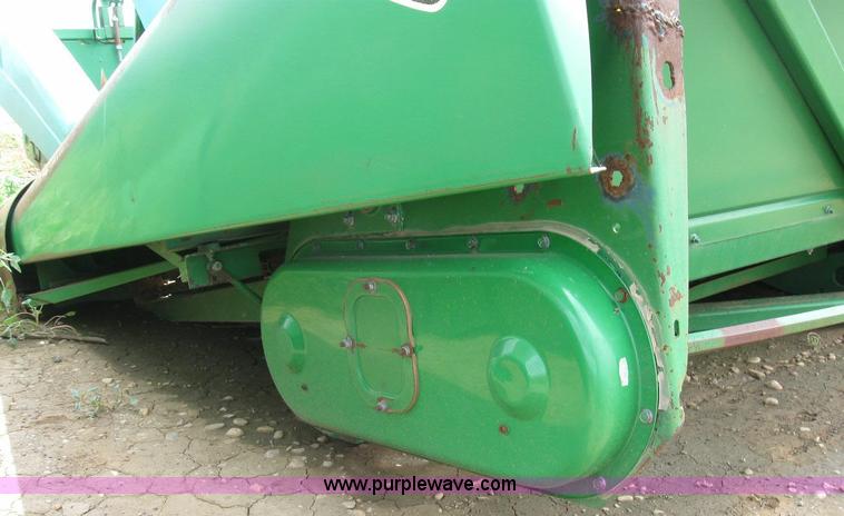 image for item 6878 John Deere 843 corn head