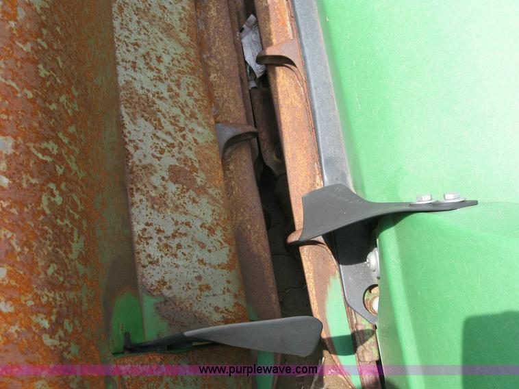 image for item 6878 John Deere 843 corn head