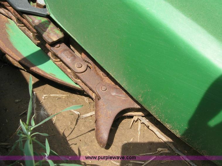 image for item 6878 John Deere 843 corn head