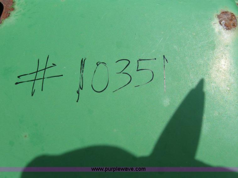 image for item 6878 John Deere 843 corn head