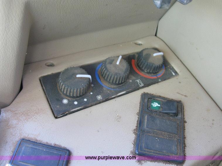 image for item 6883 1997 John Deere 6810 self-propelled forage harvester