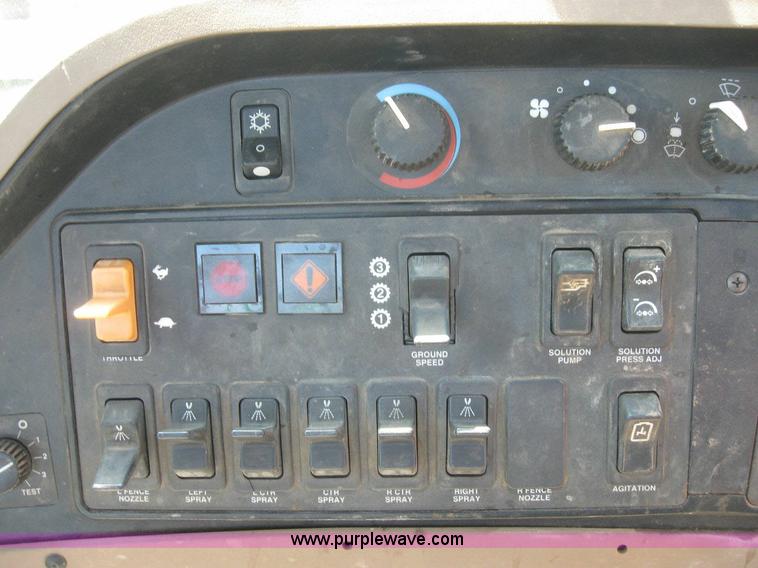 image for item 6889 1999 John Deere 4700 self propelled sprayer