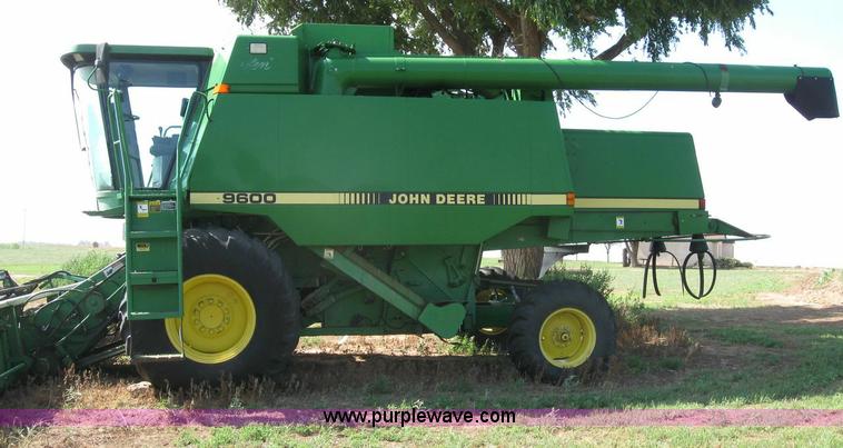 image for item 6890 1989 John Deere 9600 combine