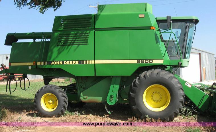 image for item 6890 1989 John Deere 9600 combine