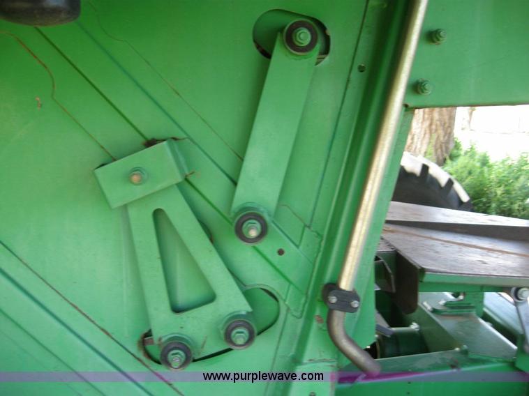 image for item 6890 1989 John Deere 9600 combine