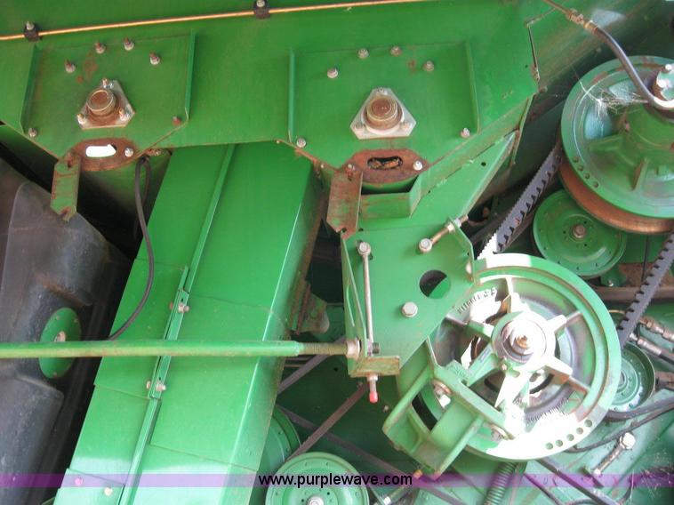 image for item 6890 1989 John Deere 9600 combine