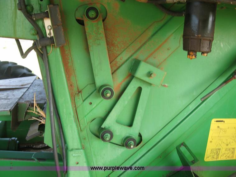image for item 6890 1989 John Deere 9600 combine
