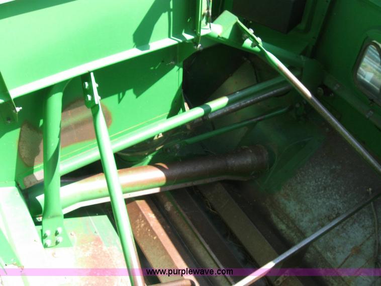 image for item 6890 1989 John Deere 9600 combine