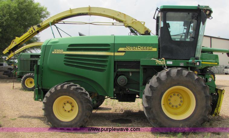 image for item 6904 2004 John Deere 7700 self-propelled forage harvester