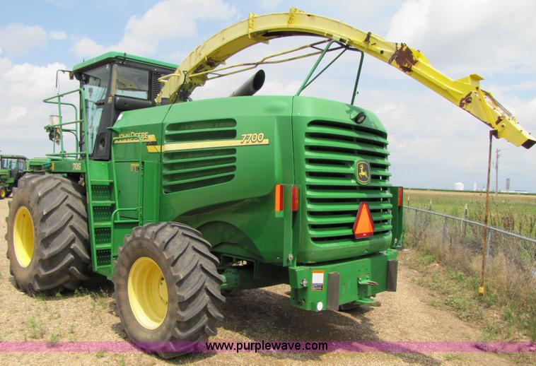 image for item 6904 2004 John Deere 7700 self-propelled forage harvester