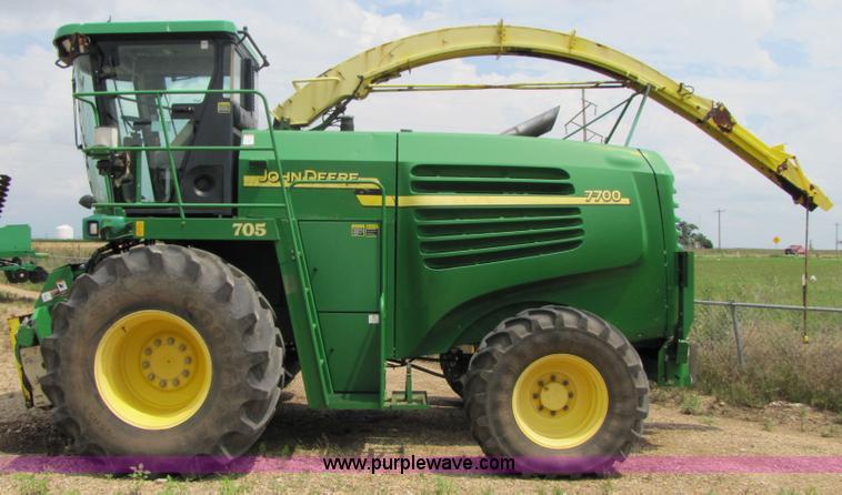 image for item 6904 2004 John Deere 7700 self-propelled forage harvester