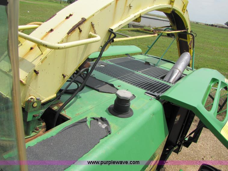 image for item 6904 2004 John Deere 7700 self-propelled forage harvester