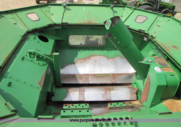 image for item 6906 2005 John Deere 9760STS combine