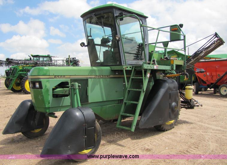 image for item 6915 1995 John Deere 6500 self-propelled Hi-Cycle sprayer