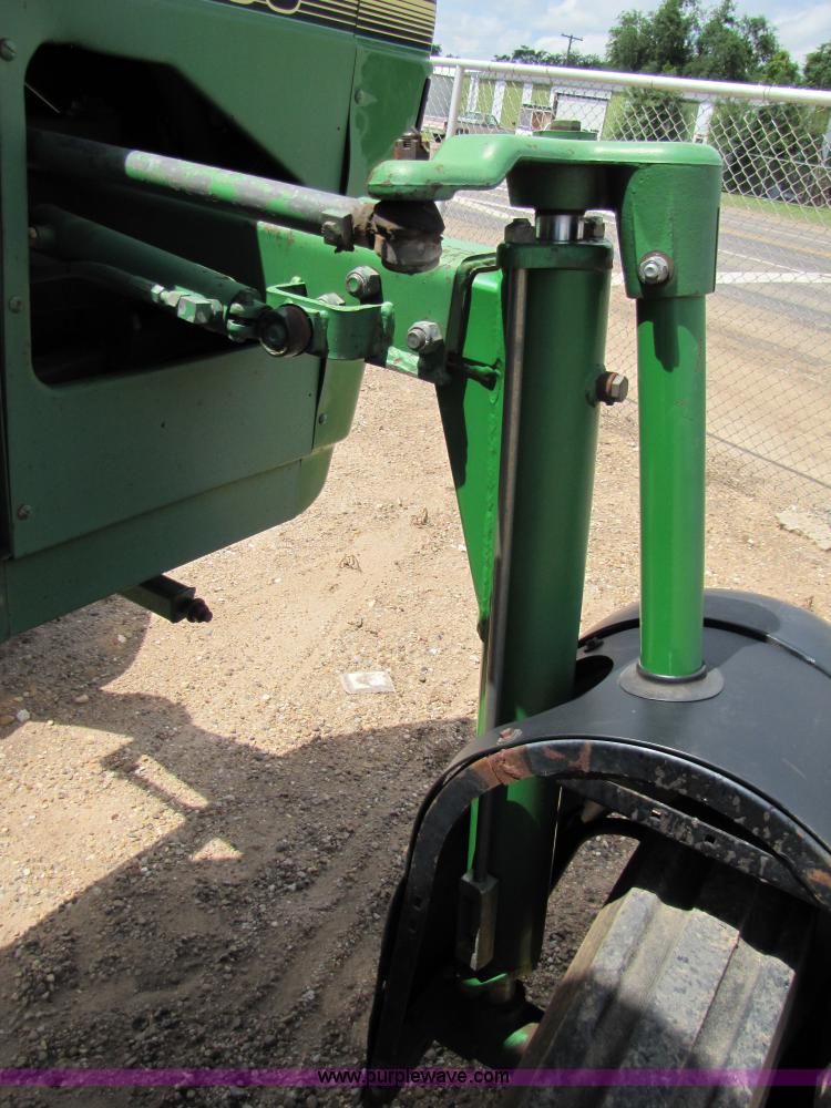 image for item 6915 1995 John Deere 6500 self-propelled Hi-Cycle sprayer