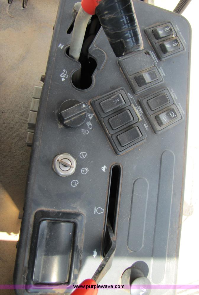 image for item 6915 1995 John Deere 6500 self-propelled Hi-Cycle sprayer