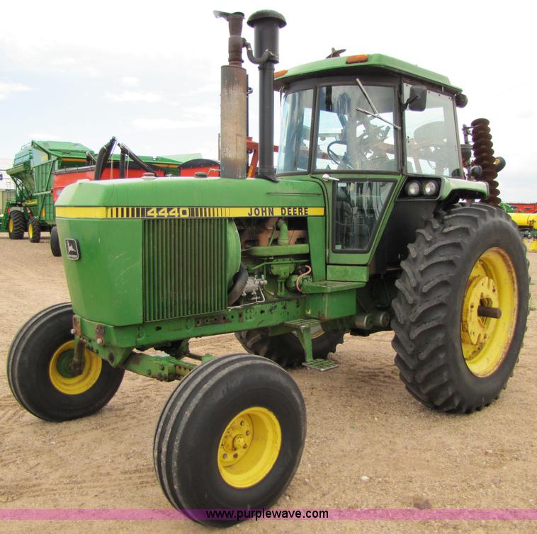 image for item 6921 1982 John Deere 4440 tractor