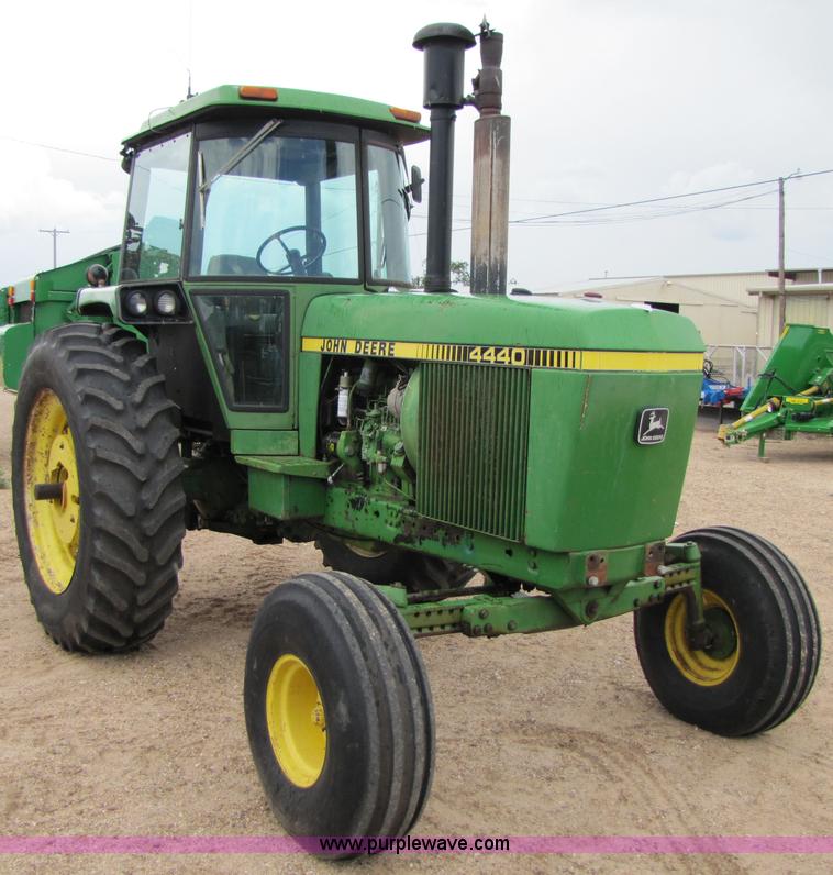 image for item 6921 1982 John Deere 4440 tractor