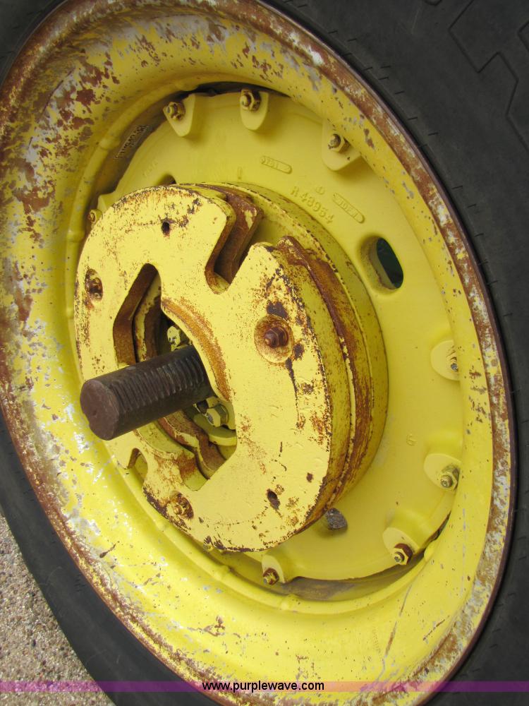 image for item 6921 1982 John Deere 4440 tractor