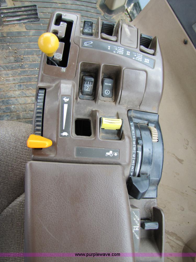 image for item 6927 2002 John Deere 8520 MFWD tractor