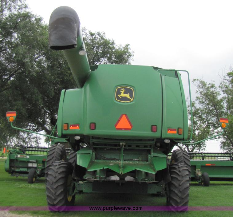 image for item 6928 2005 John Deere 9860STS combine