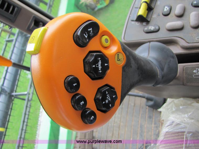 image for item 6928 2005 John Deere 9860STS combine