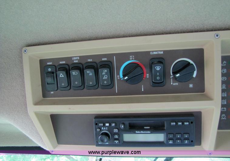 image for item 6928 2005 John Deere 9860STS combine