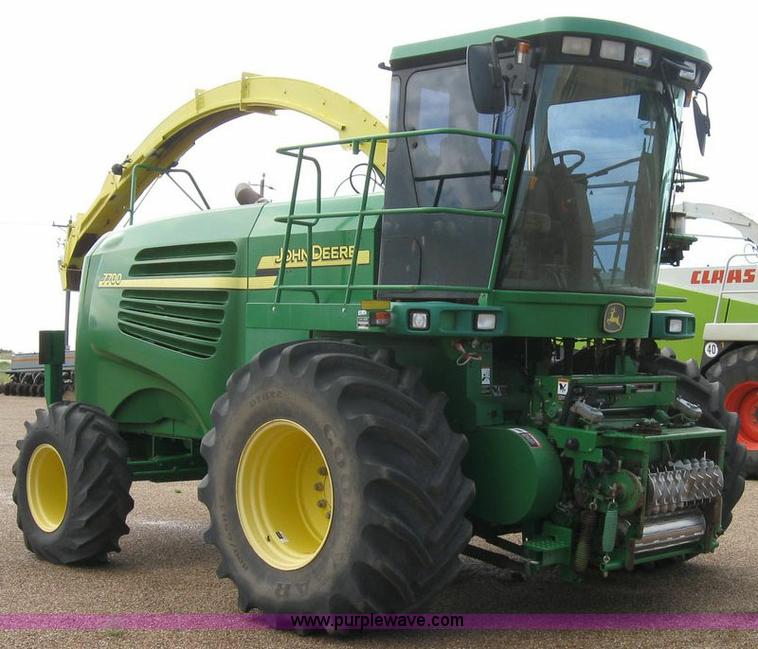 image for item 6930 2004 John Deere 7700 self-propelled forage harvester