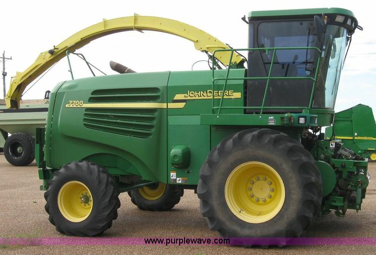image for item 6930 2004 John Deere 7700 self-propelled forage harvester