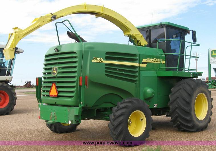 image for item 6930 2004 John Deere 7700 self-propelled forage harvester