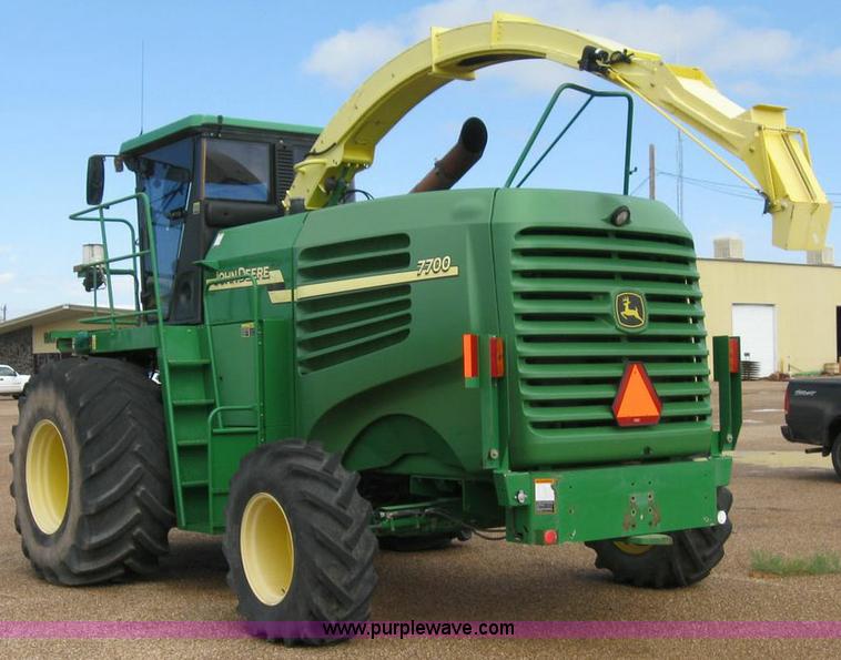image for item 6930 2004 John Deere 7700 self-propelled forage harvester