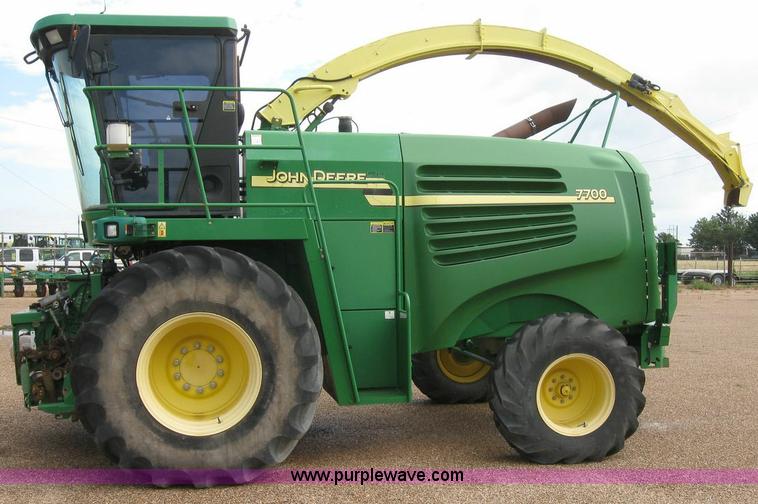 image for item 6930 2004 John Deere 7700 self-propelled forage harvester