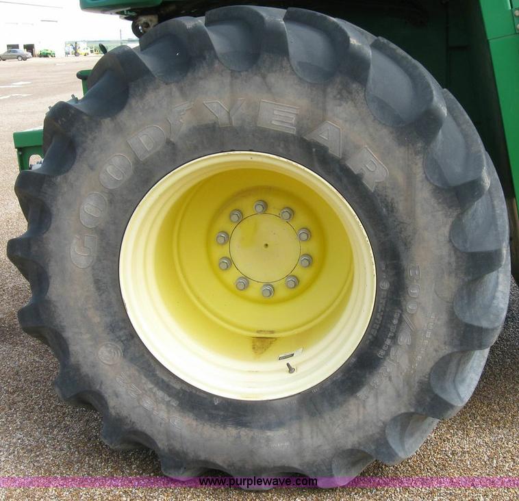 image for item 6930 2004 John Deere 7700 self-propelled forage harvester