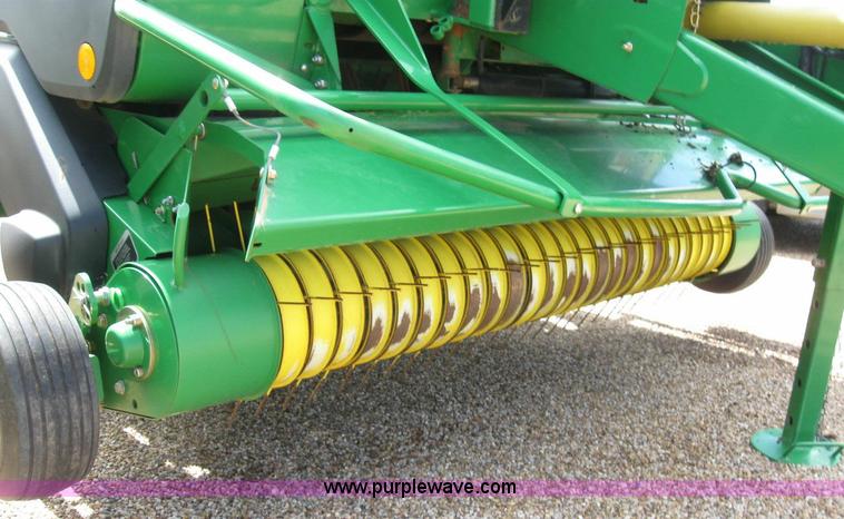 image for item 6933 2008 John Deere 582 silage special round baler