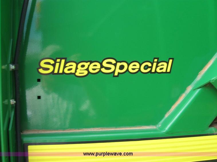 image for item 6933 2008 John Deere 582 silage special round baler