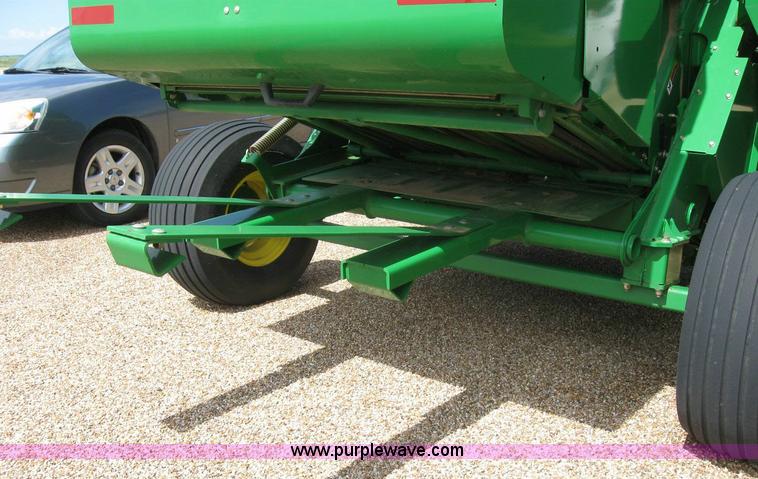 image for item 6933 2008 John Deere 582 silage special round baler