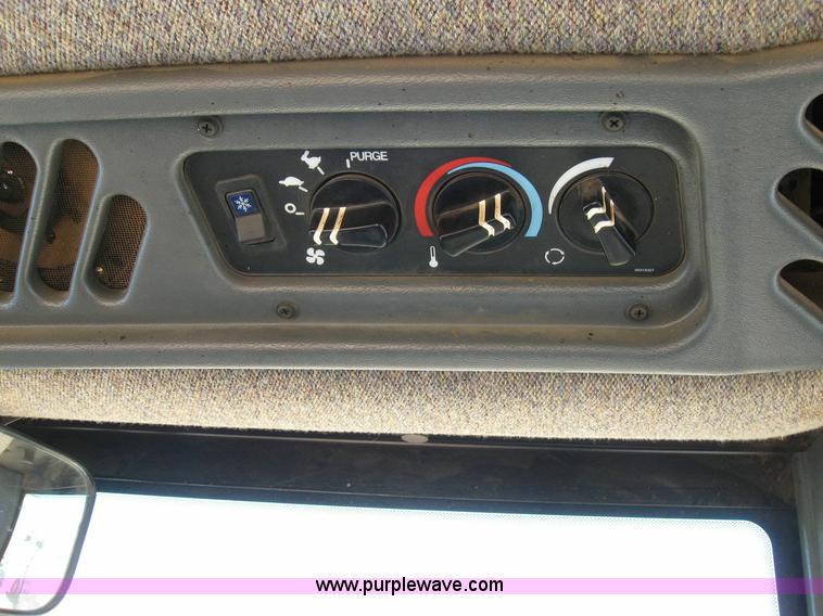 image for item 6939 1997 New Holland 9682 tractor