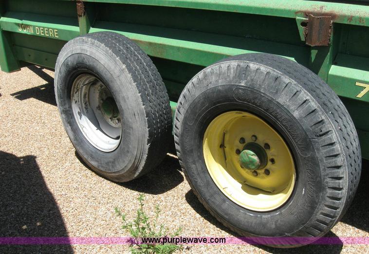 image for item 6943 John Deere 785 manure spreader