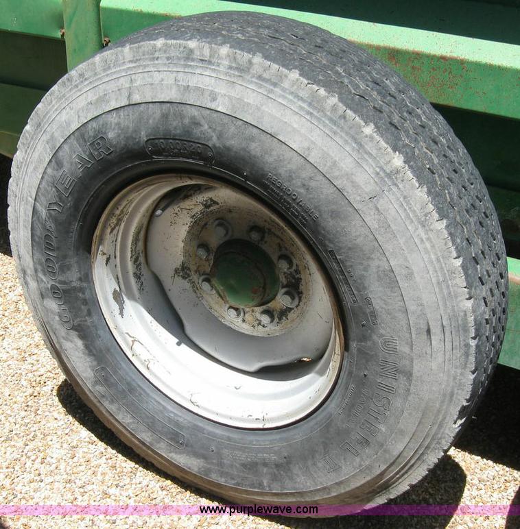 image for item 6943 John Deere 785 manure spreader