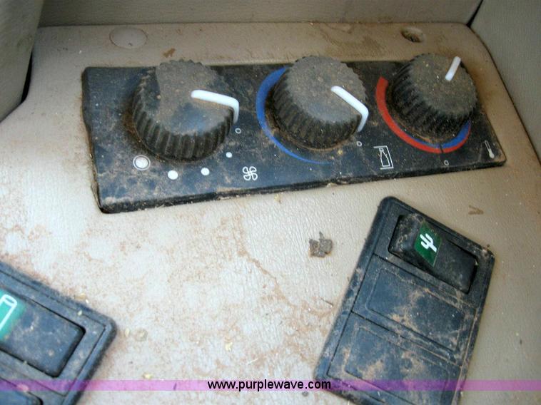 image for item 6945 1998 John Deere 6850 self-propelled forage harvester