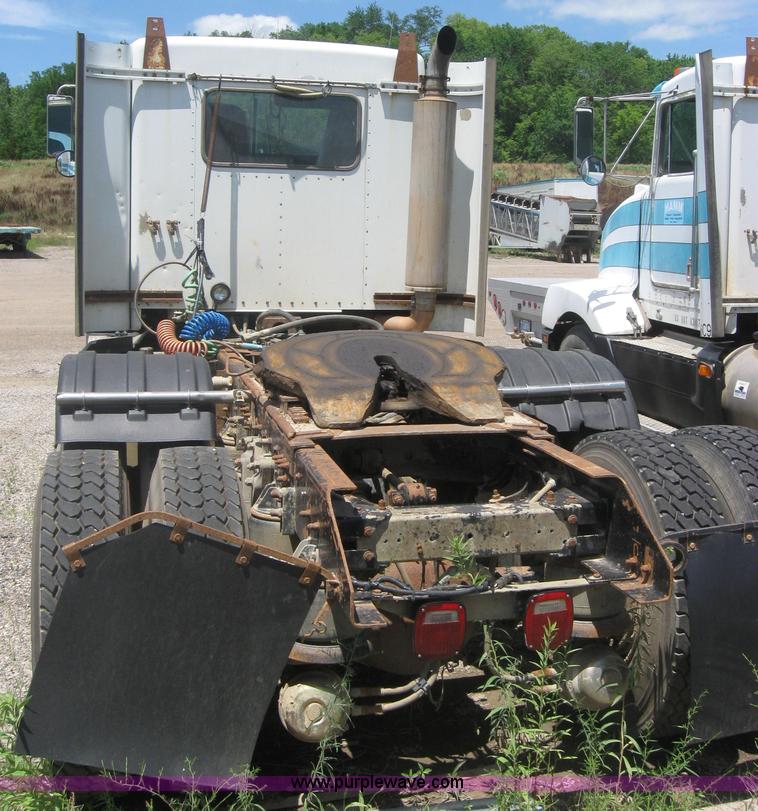 image for item 2000 1994 Kenworth Construct T400 semi truck