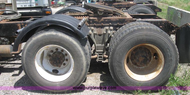 image for item 2000 1994 Kenworth Construct T400 semi truck