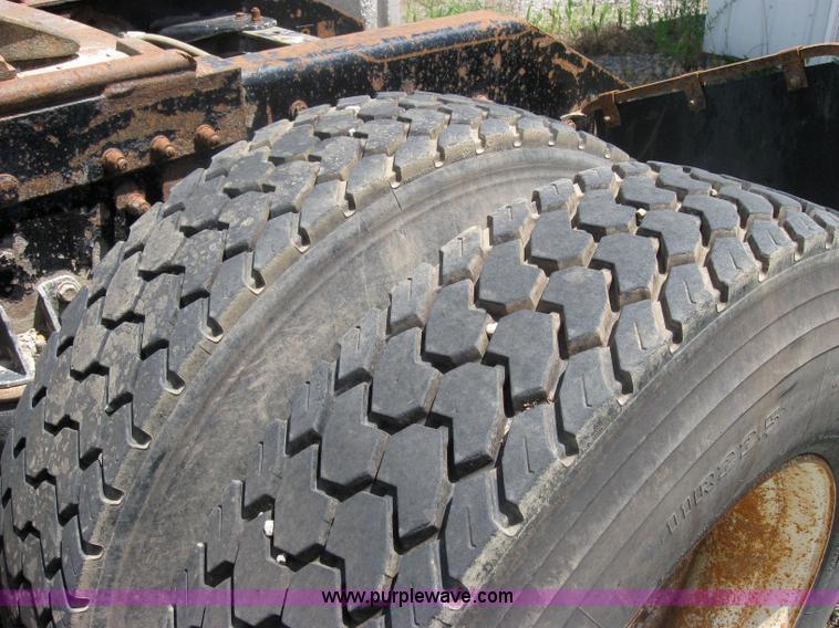 image for item 2000 1994 Kenworth Construct T400 semi truck