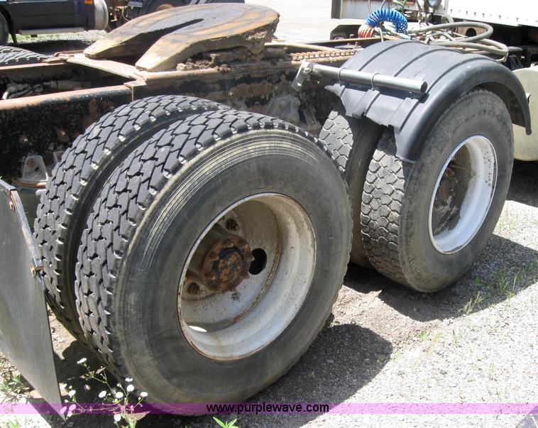 image for item 2000 1994 Kenworth Construct T400 semi truck