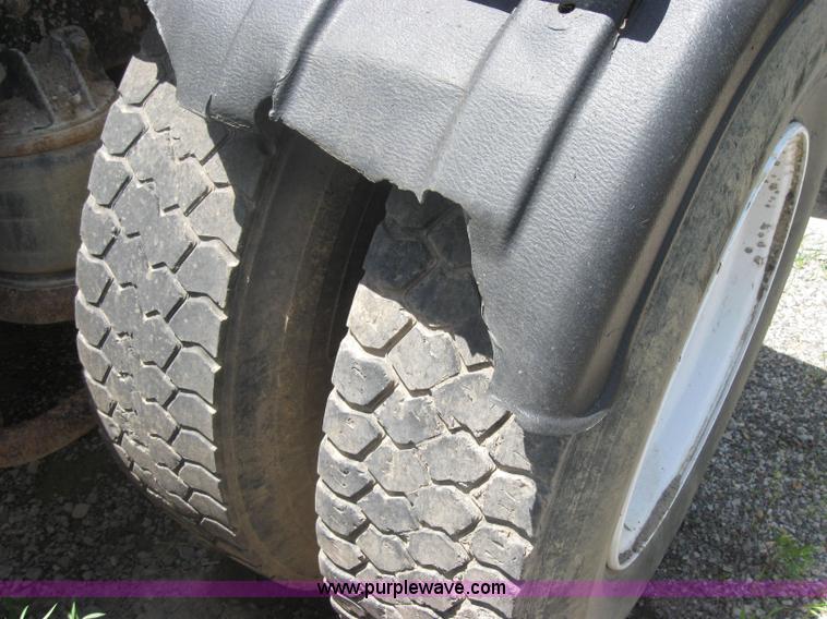 image for item 2000 1994 Kenworth Construct T400 semi truck